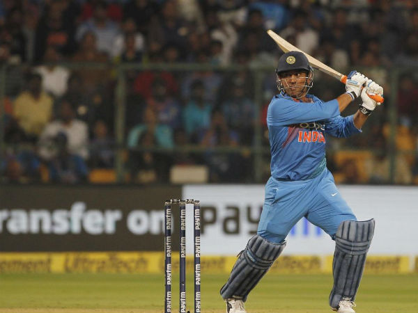 మిడ్‌వికెట్ మీదుగా భారీ సిక్సర్‌తో ఖాతా తెరిచిన ధోని