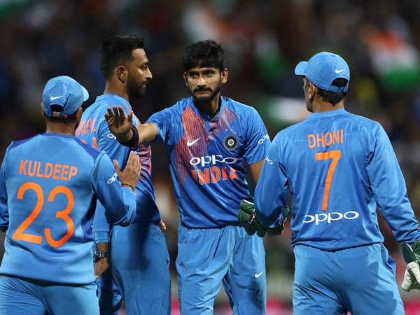 రెండు వికెట్లు తీసిన కుల్దీప్ యాదవ్