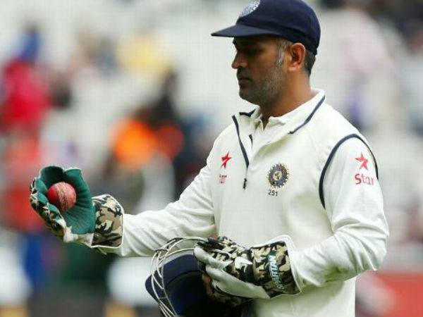 టెస్టులకు రిటైర్మెంట్ ప్రకటించిన ధోని