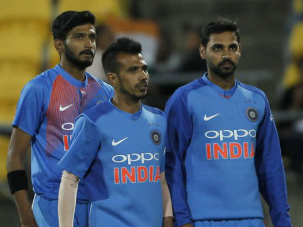 భారీగా పరుగులు సమర్పించుకున్న భారత బౌలర్లు