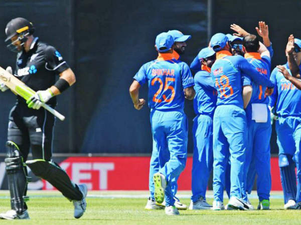 8 ఓవర్లలో 50 పరుగులకే నాలుగు వికెట్లు