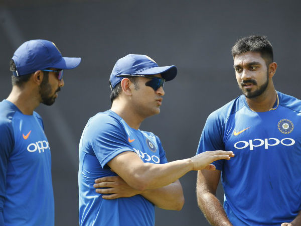 వన్డే సిరిస్‌కు దూరమైన దినేశ్ కార్తీక్