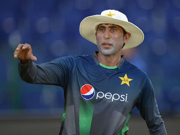 పాక్ తరుపున టెస్టుల్లో పది వేలకు పైగా పరుగులు