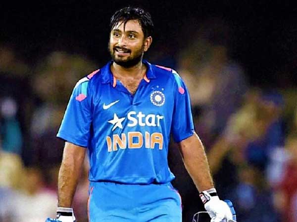 నాలుగులో రాయుడు, ఐదులో ధోని రావాలి