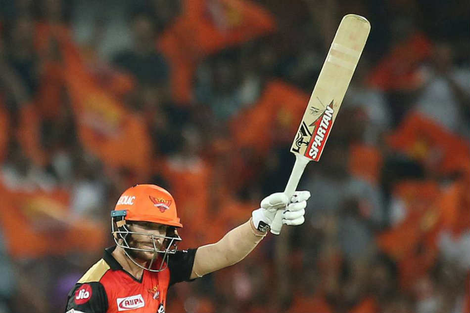  David Warner wallops 69 for Sunrisers to defeat Steve Smith in IPL