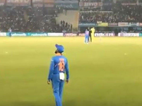 44వ ఓవర్లో చాహల్‌ బౌలింగ్‌ చేస్తుండగా