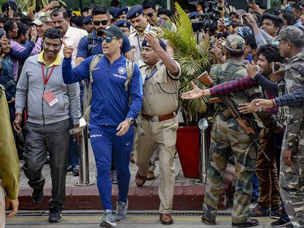 ఎంతో హుందాగా ధోని నిరాకరణ