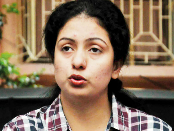 తల్లిదండ్రులు, మరదలి పేరు తొలగింపు