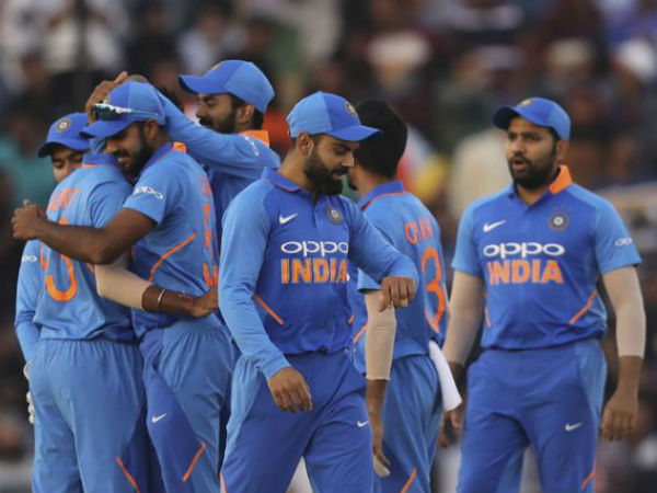 కీలక సమయంలో వికెట్లు కోల్పోయిన టీమిండియా