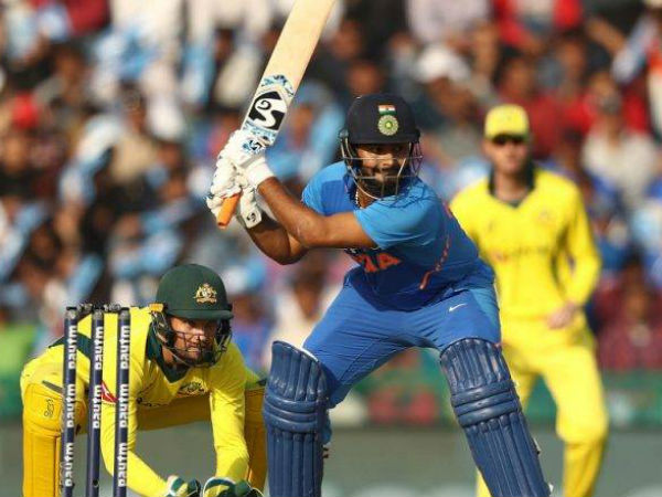 జట్టు స్కోరు 132 వద్ద రోహిత్ శర్మ పెవిలియన్‌కు