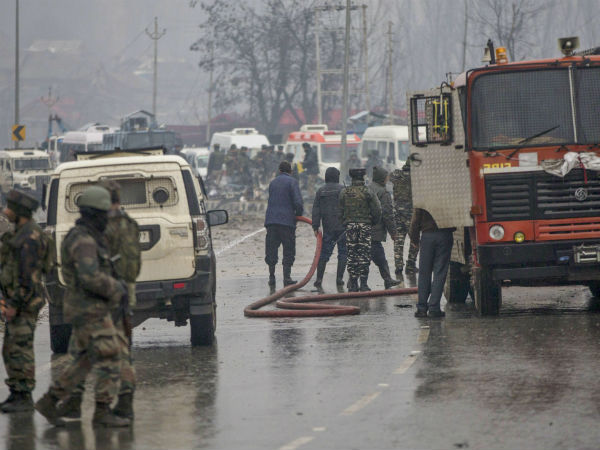 పుల్వామాలో ఉగ్రదాడిలో 40 మందికి పైగా మృతి