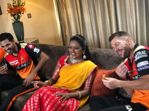  వార్నర్, భువీతో యాంకర్ సుమ