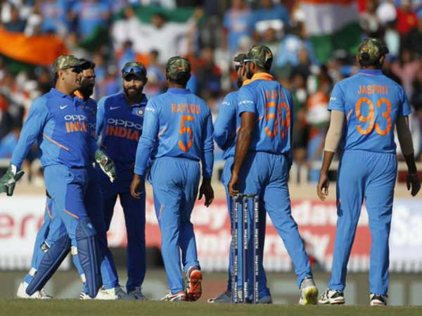 పాక్ ఆటగాళ్లు నల్ల బ్యాండ్‌లు ధరిస్తారు