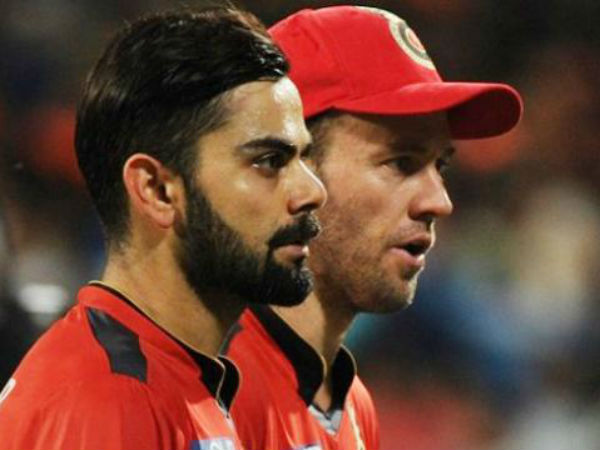 బస్సులో వెనుక సీట్లో