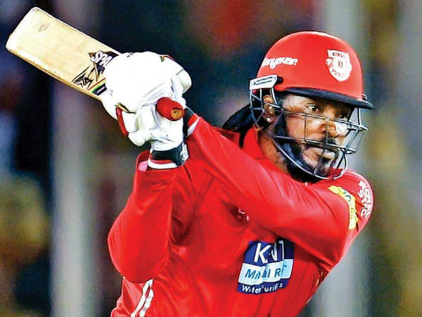 మిడ్ వికెట్‌ మీదుగా బౌండరీ