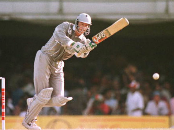 క్రమం తప్పకుండా వికెట్లు తీసిన కివీస్ బౌలర్లు