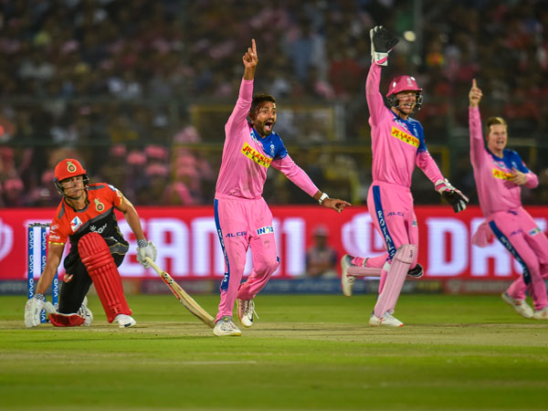 4 ఓవర్లు.. 12 పరుగులు.. 3 వికెట్లు