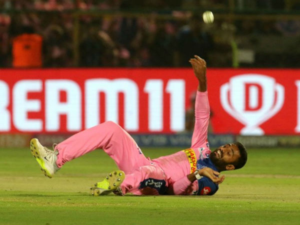 రిటర్న్‌ క్యాచ్‌ ఇచ్చి పెవిలియన్‌కు చేరిన డివిలియర్స్