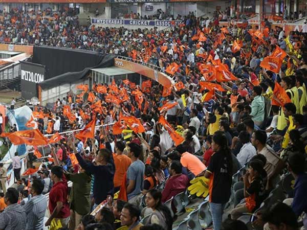 అభిమానులతో కిక్కిరిసిపోయిన మైదానం: