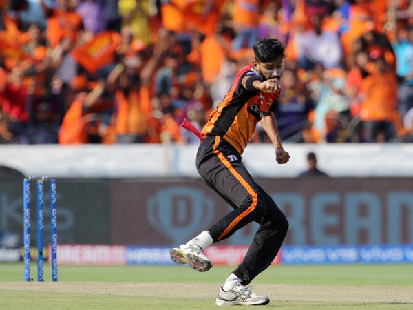  వరుసగా వికెట్లు: