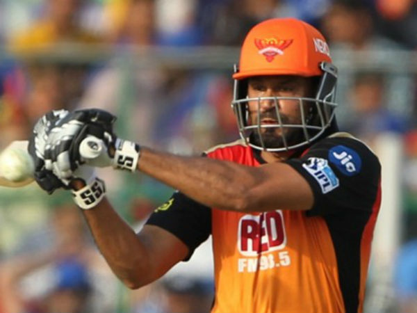 రెండు క్యాచ్‌లను నేలపాలు చేసిన పఠాన్