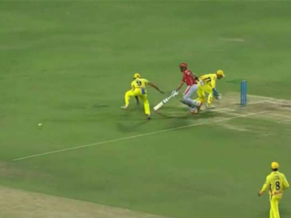 ధోని కొట్టిన బంతి వికెట్లకు తాకినప్పటికి 