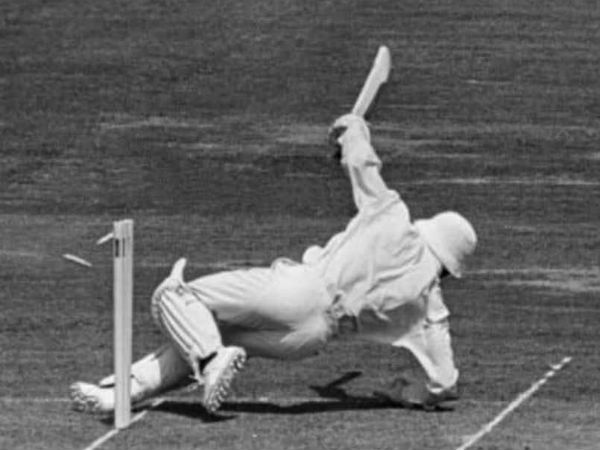 ఫైన్‌లెగ్‌ మీదుగా హుక్‌ షాట్: 