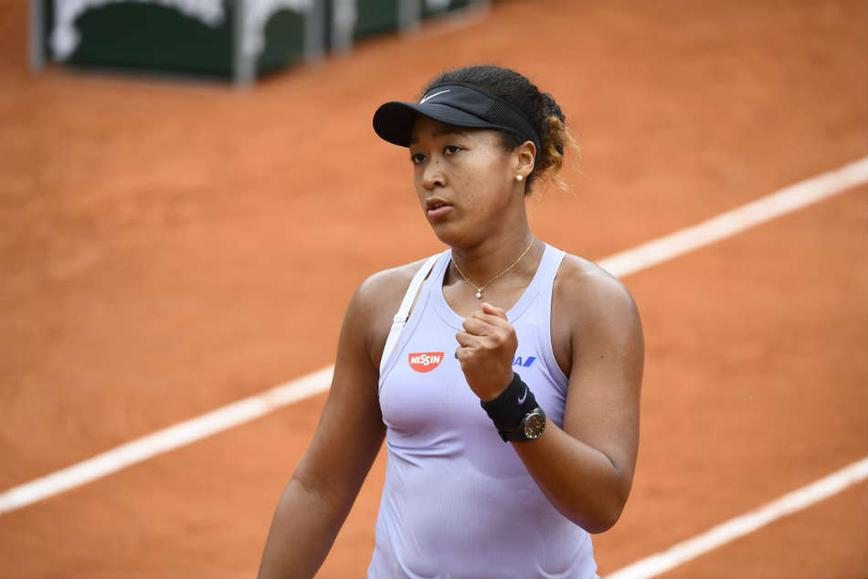 Naomi Osaka hangs tough at French Open; Williams, Djokovic win