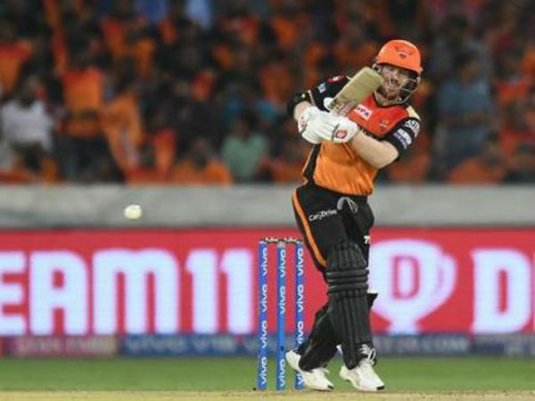 వార్నర్ గాయంతో ఉన్న దాన్ని లెక్క చేయకుండా