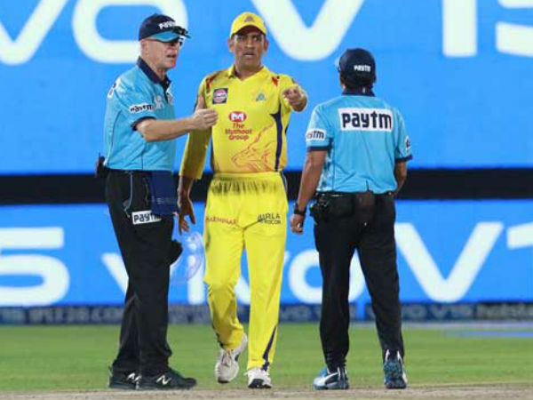 మైదానంలోకి ఆవేశంతో ధోని