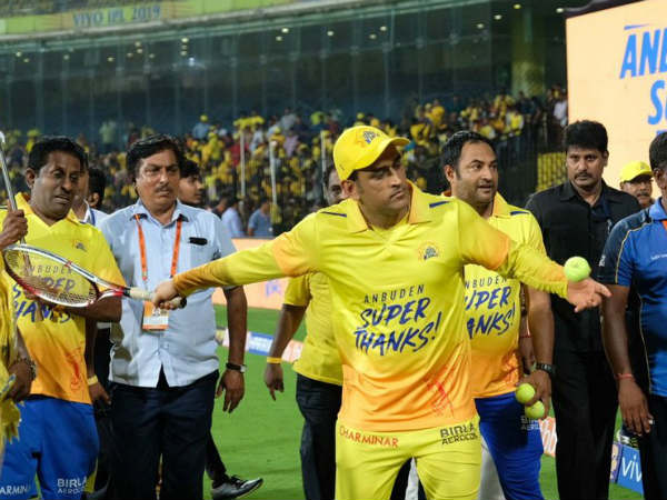 ఆటోగ్రాఫ్‌ చేసిన బంతుల్ని