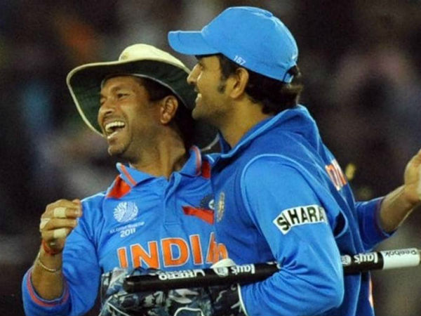 ధోనీనే బంతిని బాగా గమనిస్తాడు