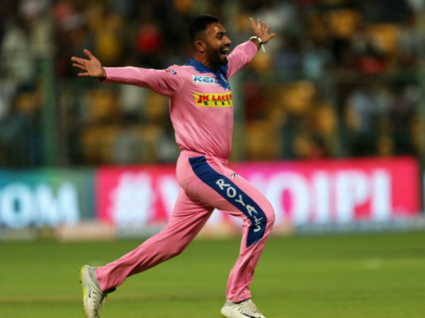 మొదటి ఓవర్‌లో 23 పరుగులు రాబట్టిన ఆర్సీబీ ఓపెనర్లు