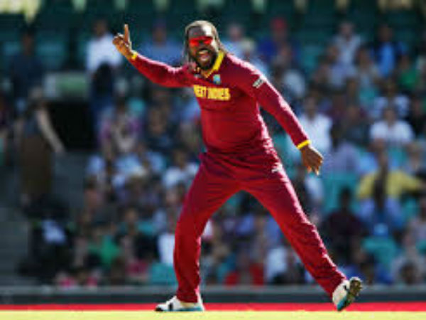 బౌండరీ వెళ్లే బంతిని డైవ్ చేసి..!