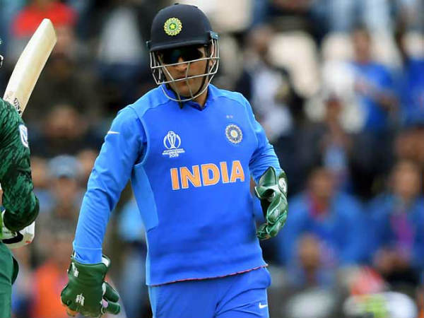 ధోనికి మద్దతుగా నిలుస్తున్న అభిమానులు ధోనికి మద్దతుగా నిలుస్తున్న అభిమానులు