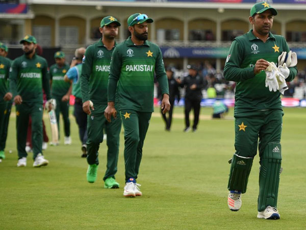 ఆతిథ్య జట్టుతో పోటీపడి పరుగులు