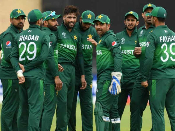 పాక్ ఆటగాళ్లు బయటికెళ్లినట్లు 