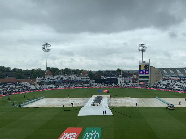 వర్షం ఎంతకీ తగ్గకపోవడంతో