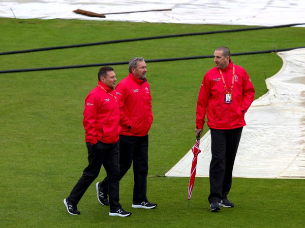 లక్షలు ఖర్చుపెట్టి భారత్ నుంచి ఇంగ్లాండ్‌కు