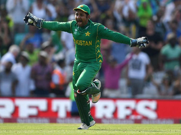 ఒంట‌రిగా ఇంటికి వెళ్లొద్ద‌ని సర్ఫరాజ్ సూచన