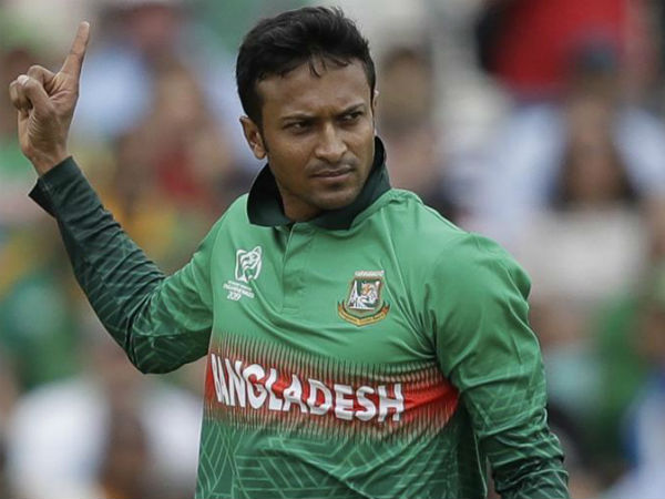 అయిదు వికెట్లతో మ‌రో రికార్డు..