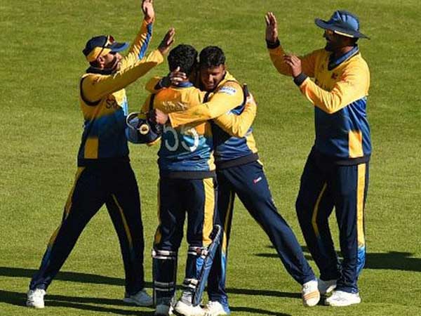 ఇంగ్లాండ్‌తో జరిగిన మ్యాచ్‌లో శ్రీలంక పసుపు-నీలి రంగు జెర్సీతో