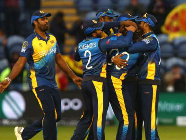 బ్యాట్స్‌మెన్‌ తడబాటు: