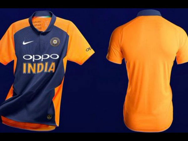 ఇరు జట్ల జెర్సీలు నీలి రంగులో ఉండటంతో