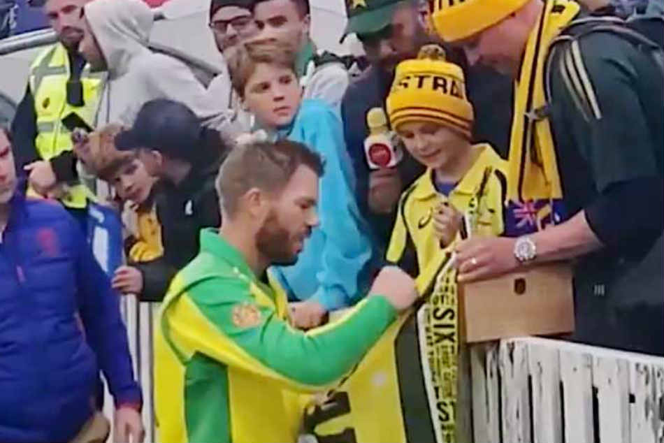 ICC Cricket World Cup 2019: David Warner Gifts Young Australian Fan Man Of The Match Award After Hundred ICC Cricket World Cup 2019: David Warner Gifts Young Australian Fan Man Of The Match Award After Hundred