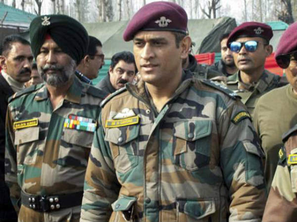 ధోని ప్రయాణించిన వాహనం