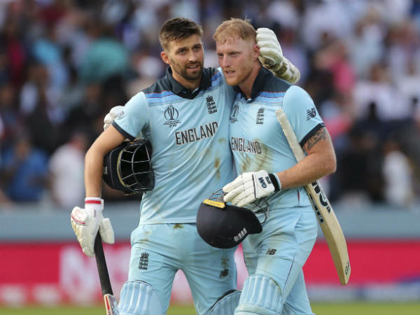 స్టోక్స్‌ బ్యాట్‌ను తాకి బంతి బౌండరీకి