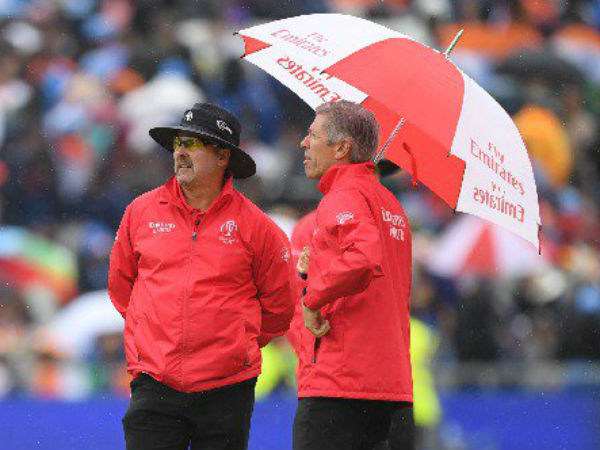 మ్యాచ్‌ను తాత్కాలికంగా నిలిపివేసిన అంఫైర్లు