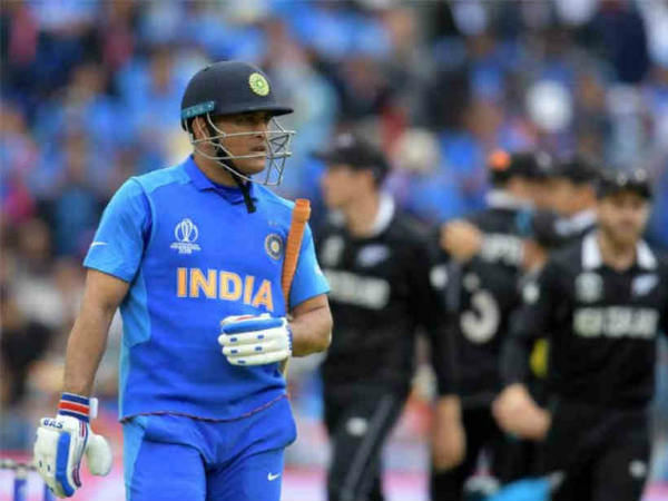 ధోనీ రిటైర్ కావొద్దంటోన్న అభిమాన‌గ‌ణం..