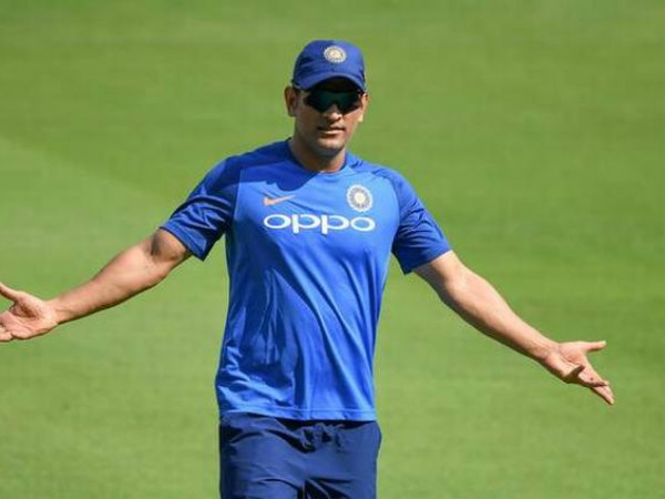 ధోని వెనుకడుగు వేయడానికి కారణం 